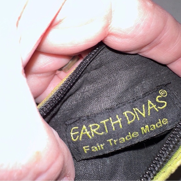 Earth Divas Boho Style Wristlet Zip Top Fabric Wallet Colorful Floral Artsy - Picture 7 of 7